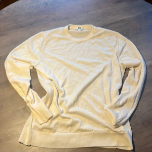 Ljusbeige stickad tröja från Uniqlo - Säljer en ljusbeige stickad tröja från Uniqlo i storlek L. Tröjan har rund halsringning och långa ärmar. Tillverkad i mjuk ull som känns skön mot huden. Perfekt för lager-på-lager och enkel att matcha med olika outfits. Obs, liten i storlek pga tvätt, rekommenderas till dig med storlek S