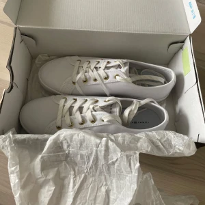 Vita sneakers från Tommy Hilfiger - Vita sneakers från Tommy Hilfiger, storlek 40. Skorna är oanvända och köptes sensommaren 2024. 