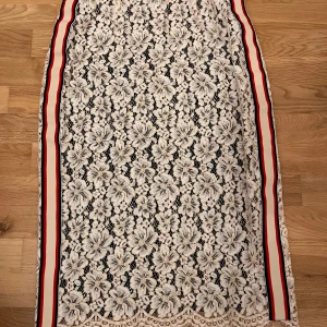 Midi kjol strl 40 - Midi kjol strl 40. Märke: Rainbow Dold dragkedja baktill. Färg: beige, vit, röd och mörkblå   Mycket fint skick. 