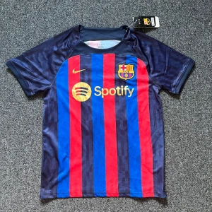 Barcelona tröja - Barcelona tröja från säsong 22/23. Raphina på ryggen med nummer 22. Storlek S och helt ny, med lapparna kvar. Hör av dig vid frågor och funderingar!