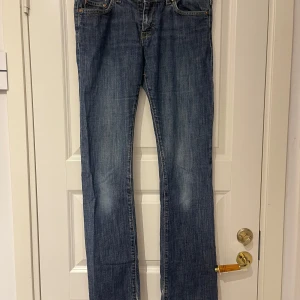 Low waist bootcut jeans - Snygga blå jeans med bootcut passform och klassiska kontrastsömmar. Jeansen är lågmidjade och sjukt snygg modell. Tyvärr för små för mig