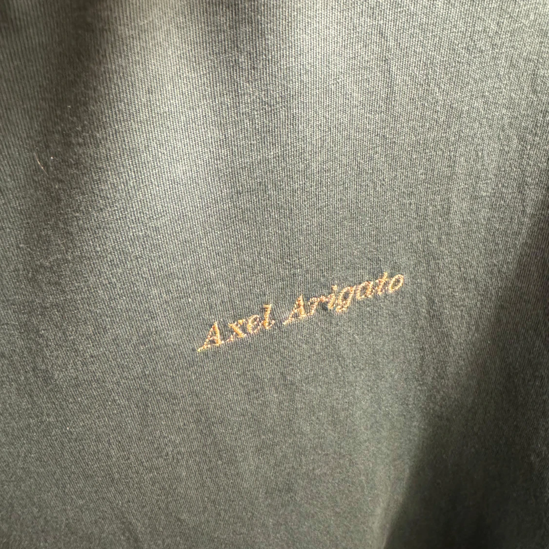 Mörkgrön t-shirt från Axel Arigato - 1