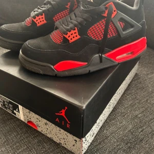 Air Jordan retro red  - Säljer nu mina Jordan för kommer ej till användning. Använt 2-5 gånger så väldigt fräscha nästan som nya. Storlek 42. Inga skador osv skriv om du funderar på något☺️det är herr modell men tycker inte det är någon skillnad på herr och dam.