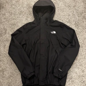 The North Face regnjacka - TNF regn jacka som är vattentät och i bra skick men bokstäverna som stavar ut märket sitter löst och några saknas (se bilderna). Om ni har frågor är det bara att kontakta mig.