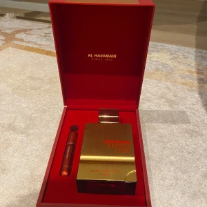 Al haramain amber oud ruby edition - Säljer en helt ny parfym inspirerad av baccarat rouge 540 extrait. 200ml, håller länge 10-12 timmar och så är den väldigt stark. Säljer den eftersom jag inte tyckte om lukten, då det var en blind buy! Nypris 830kr