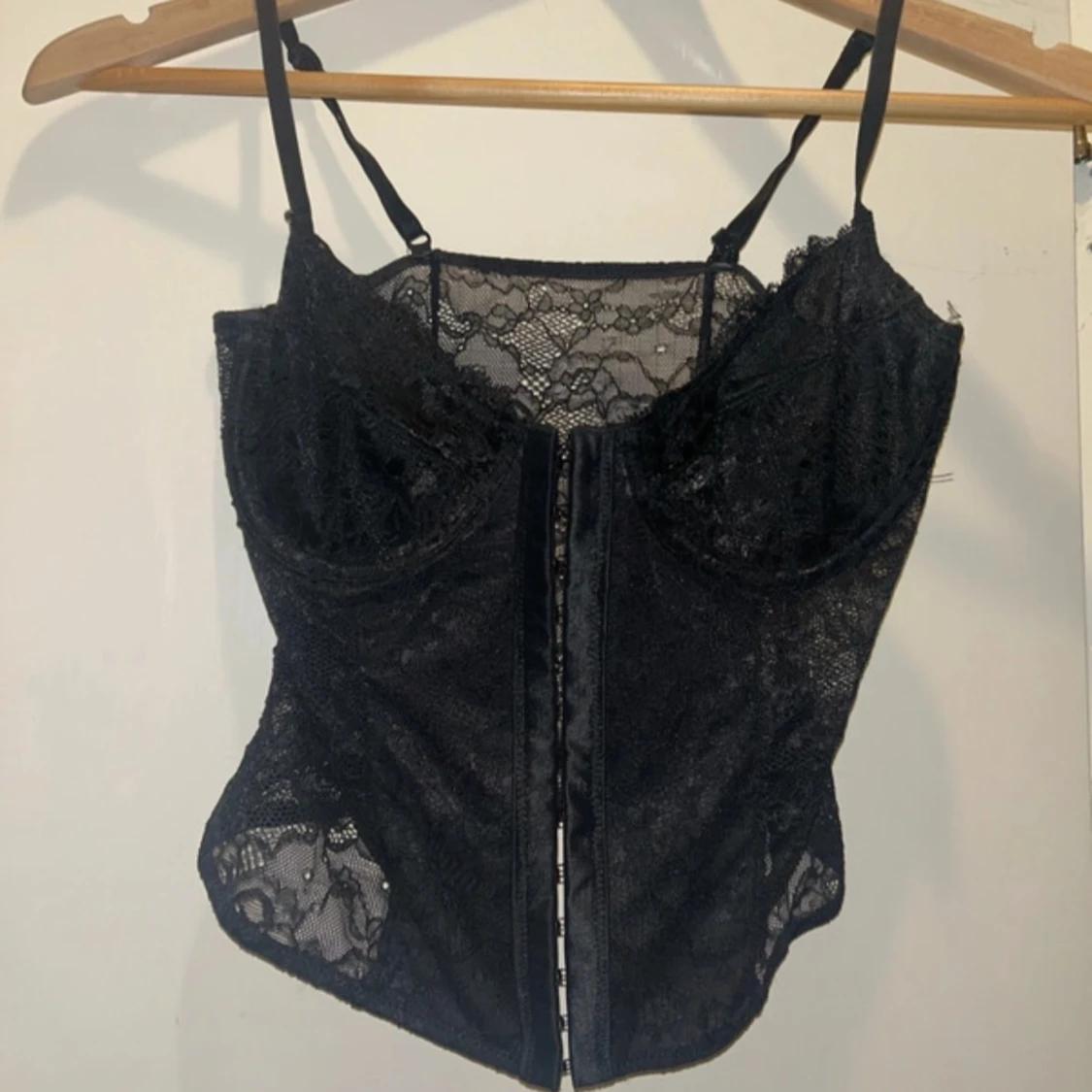 Svart spetskorsett med smala axelband