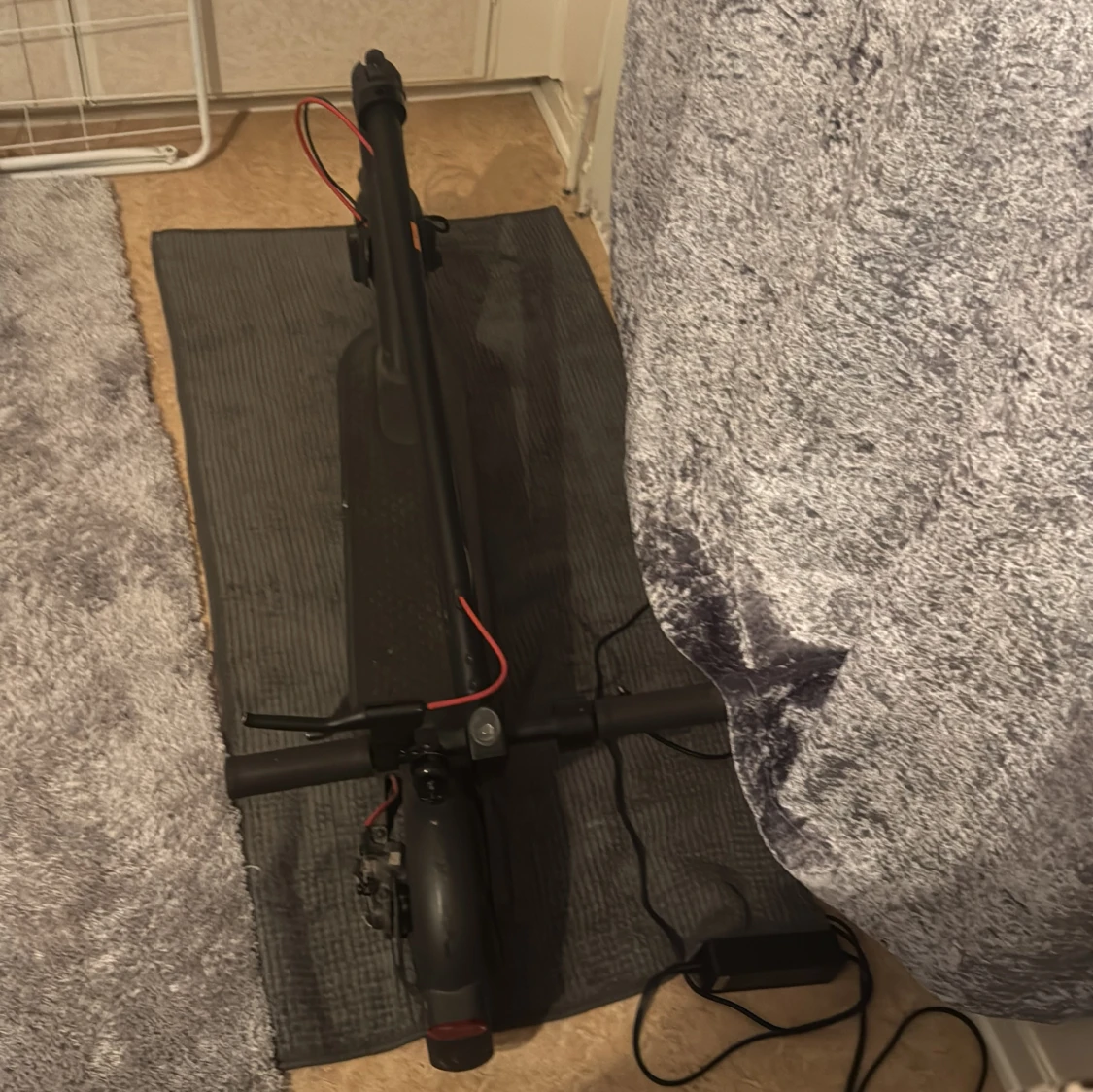 Svart elscooter med röda detaljer - 2