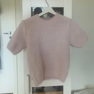 Ljusrosa stickad tröja från Gina Tricot - Mjuk och fin ljusrosa stickad tröja från Gina Tricot med korta ärmar. Perfekt för lager-på-lager eller sommarens svalare dagar. Skulle säga att tröjan mer är xs💕
