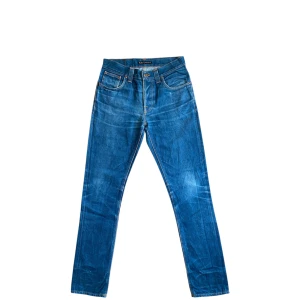 Blå Nudie Jeans - Säljer dessa riktigt snygga jeans från Nudie i storlek W30. Sköna och stilrena 🙌
