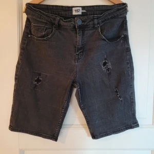 Svarta jeansshorts från lager157. St M - I bra begagnat skick 