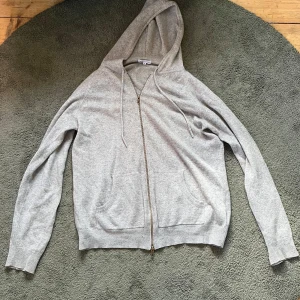 Cashmere hoddie DAVIDA - Säljer en mycket fin cashmere hoddie från Davida cashmere, perfekt hoddie till sommaren mycket skön. 
