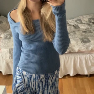 Fin ribbad topp💕 - Säljer en blå ribbad topp från Gina Tricot med långa ärmar. Tröjan är tight och har en fyrkantig ringning som ger en trendig look. Perfekt att styla med både jeans och kjol. Inte använt så ofta så i fint skick, storlek S🥰💕
