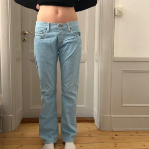 Ljusblå Lee jeans med straight fit - Säljer ett par ljusblå jeans från Lee med låg midja. Jeansen har raka ben och Lee-logga på bakfickan. Mycket bra skick och bara använda fåtal gånger!