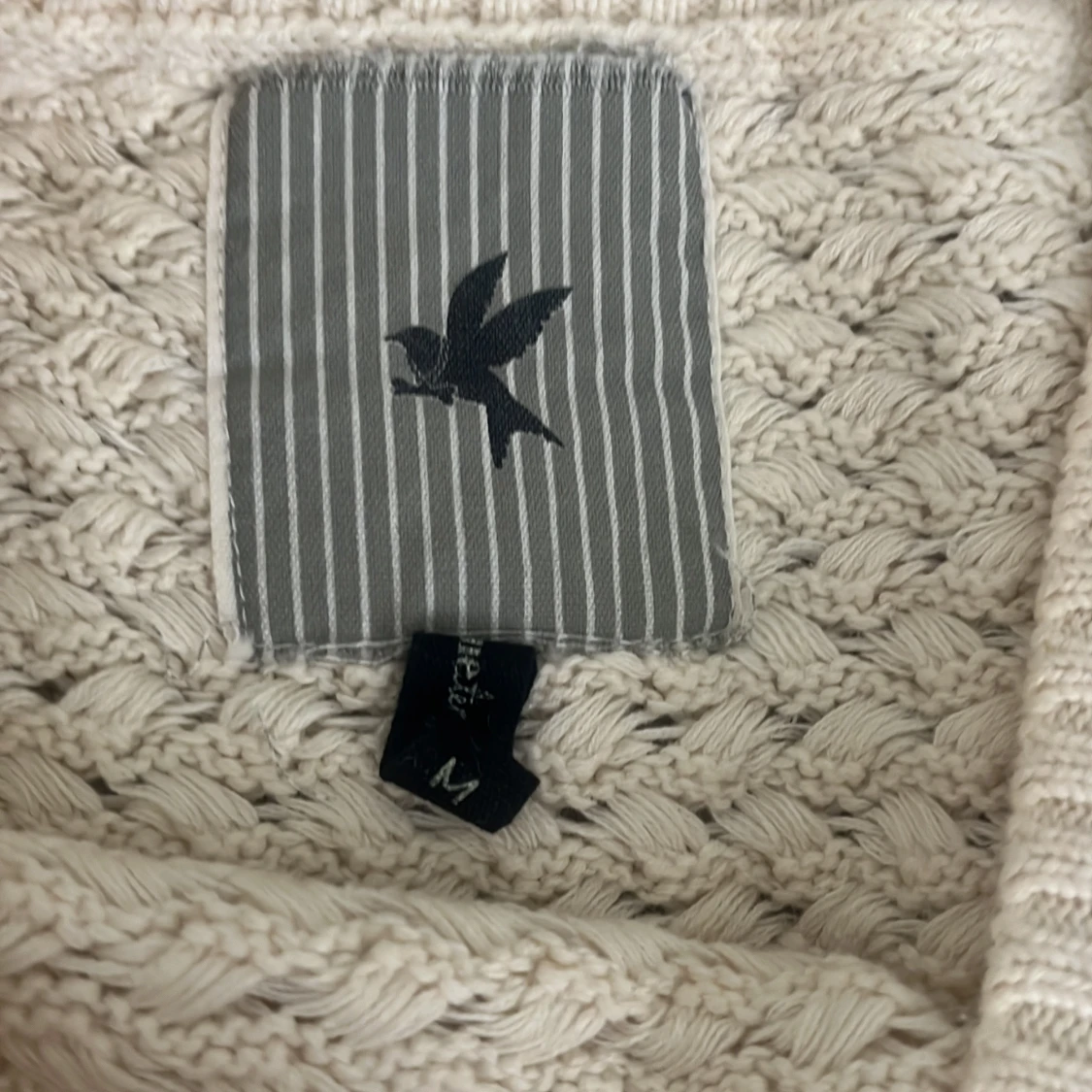 Vit stickad tröja med nitar på axlarna - 2