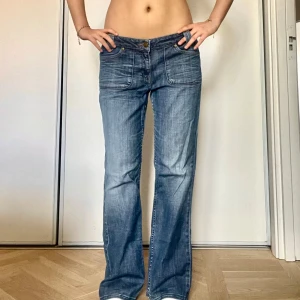 Blå bootcut jeans - Säljer ett par coola baggy jeans från Lee❤️‍🔥fint skick!! MÅTT: midjemått 39cm innerbensmått: 72cm