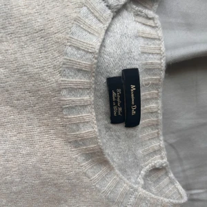 Beige stickad tröja från Massimo Dutti - Säljer en stilren beige stickad tröja från Massimo Dutti. Tröjan har rund halsringning, långa ärmar och breda ribbade muddar vid ärmslut och nederkant. Perfekt för lager-på-lager och enkel att matcha. Kan sänka priset vid snabb affär