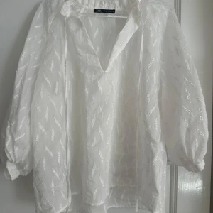 Vit blus från Zara - Super söt blus från Zara i stl M, aldrig använd! Skriv om du har fler frågor 💗