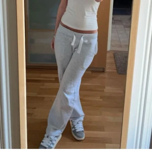 Grå mjukisbyxor från Russemerch  - Säljer ett par ljusgrå mjukisbyxor från russemerch. Byxorna har snörning framtill och raka ben. Perfekta för en avslappnad stil och superbekväma att bära. Köpta hör på Plick men tyvärr för små. 