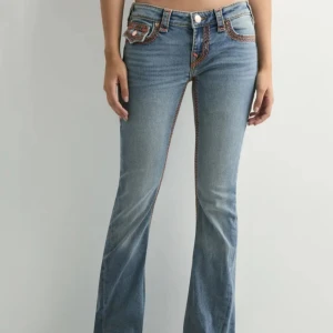 True Religion  - Nya oanvända jeans från True Religion. Joey LR Flare SUPER QT Flap i storlek 24. Fått i present men tyvärr passar inte mig. Ordpris 2300kr (Innerbenslängd ca 92) 