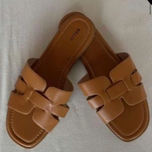 Bruna sandaler från Nelly - Säljer dessa bruna sandaler från Nelly helt oanvända dom var för små för mig! Storlek 41. Köparen står för frakten själv