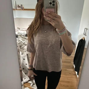 Beige stickad t-skirt  från 157 - Säljar en mysig beige stickad t-skirt från 157 med rund halsringning och kortare ärmar. Knappt använd någon gång 😊