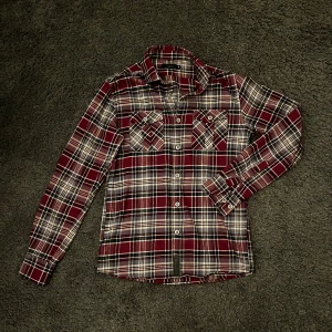 Slimfit Flanellskjorta från Adrian Hammond  - Riktigt fet flanellskjorta i extremt bra kvalité från Adrian Hammond. Skjortan är storlek S och slimfit vilket betyder att den har helt perfekt passform 