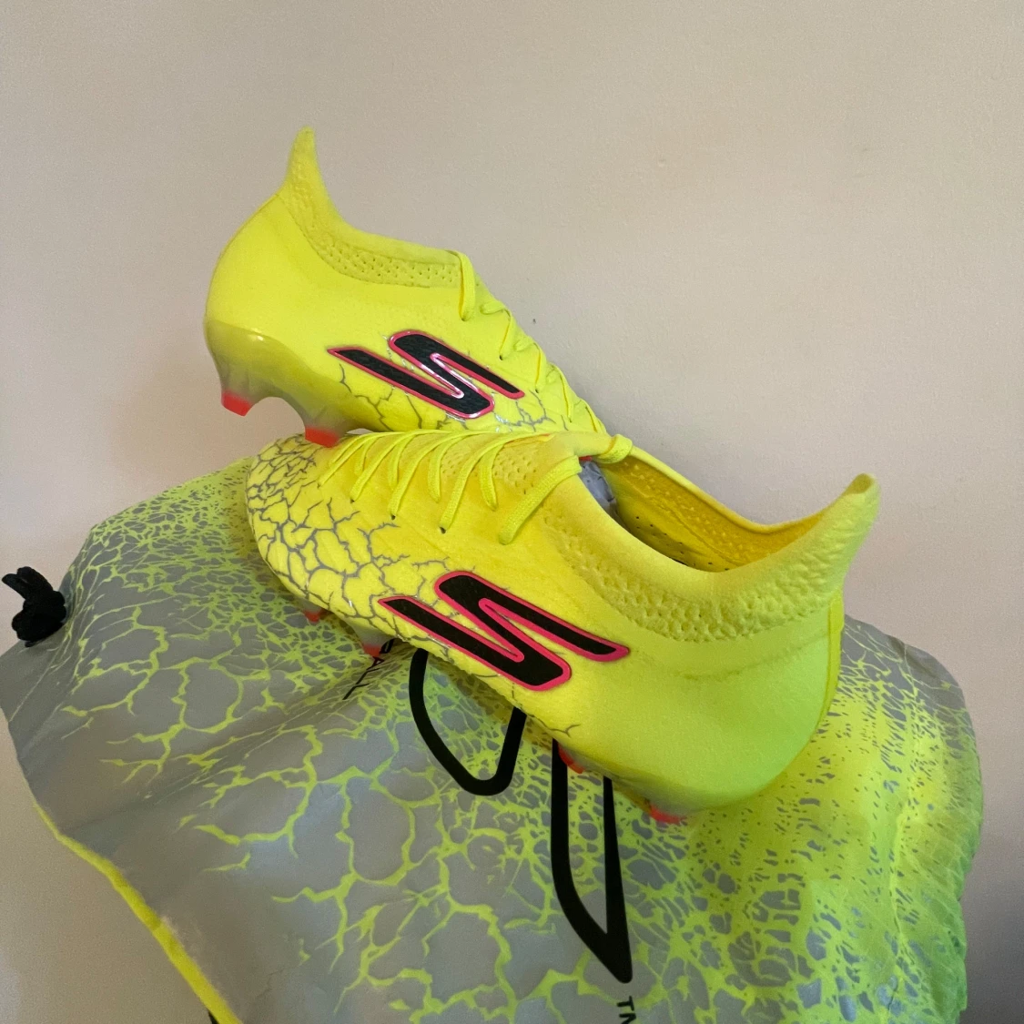 Gula fotbollsskor från Skechers - 2