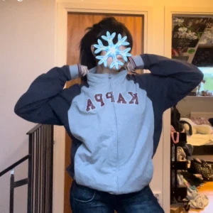 Grå baggy kappa zip up - Baggy zip up / tjocktröja fran kappa, storlek XXL Drainer / grunge vibbar Priset är diskuterbart, men först till kvarn gäller! Skickar sä snabbt som möjligt!