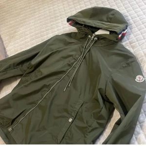 Grön vindjacka från Moncler - Säljer en olivgrön vindjacka moncler. Scan fungerar. nytt skick. pris kan diskuteras. Fraktar samma dag🚚