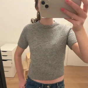 Grå stickad tröja - Jätte fin grå stickad T-shirt från ZARA. Använd få gånger! I storlek S🩷