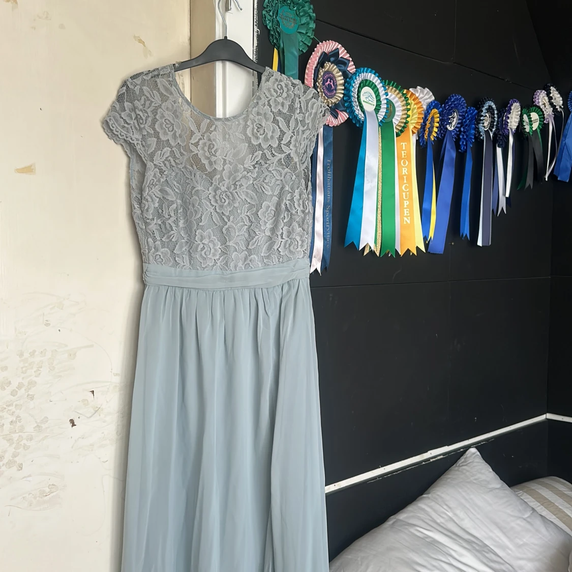 Ljusblå långklänning med spets