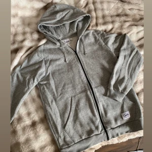 zip up hoodie - I storlek L är använd få gånger är som ny💗