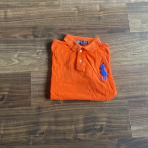 Orange pikétröja från Polo Ralph Lauren - Säljer en orange piké tröja från polo Ralph Lauren. Den är en gammal modell men går inte att få tag på längre 