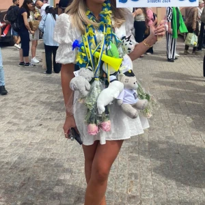 Adoore sicily dress - Vit klänning som funkar perfekt till studenten. Den är från adoore i strl 38, men passar om man har 36 eller 34 i vanliga fall då den är ganska liten i storlek skulle jag säga🩷🙌🏼Bara använd en gång på studenten så den är i princip oanvänd! Nypris 1500kr