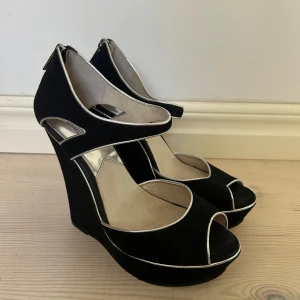 Michael Kors pumps - Snygga svarta Michael Kors pumps från 2015 med silverdetaljer. Använda endast ett fåtal gånger. Mycket bra skick.