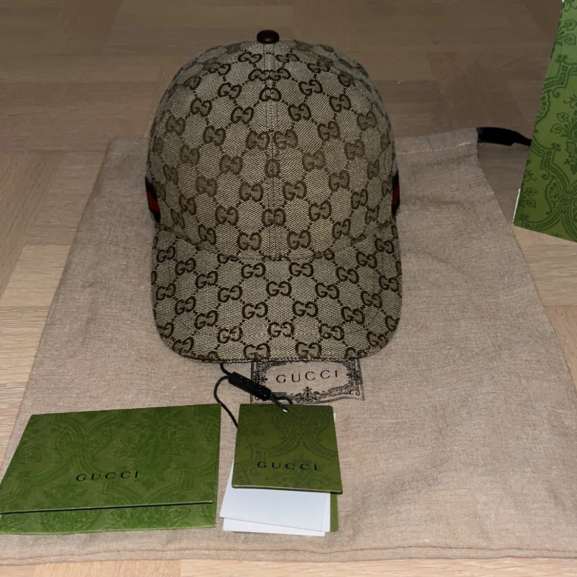 Beige keps från Gucci