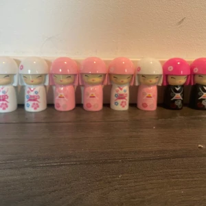 Skincity Kokeshi dockor  - Säljer eftertraktade skincity Kokeshi- blomedition 8st skincity dockor med blommönster/klädmönster. Skriv för fler bilder. I paketet finns: 2 vita med rosa/blå detaljer med vit frisyr, 2 rosa med vita/blå detaljer med rosa frisyr, 1 vit med blå/rosa detaljer med rosa frisyr, en rosa med blå/vita detaljer med vit frisyr, 2 svarta med rosa/vita/blå/lila detaljer med rosa frisyr. Styckpris: 99kr paketpris: 700kr