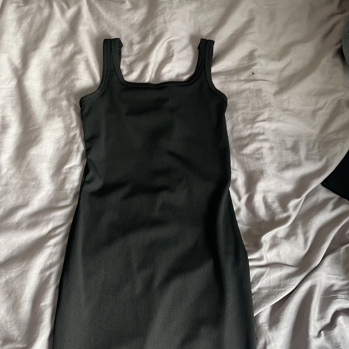 Svart ribbad klänning - 1