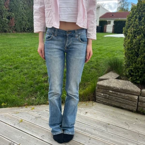 Lågmidjade bootcut  - Säljer ett par klassiska blå lågmidjade bootcut jeans från nudie jeans💕