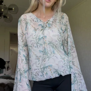 Blus - Blommig blus i nyskick! Passar s-m💚🩵💛
