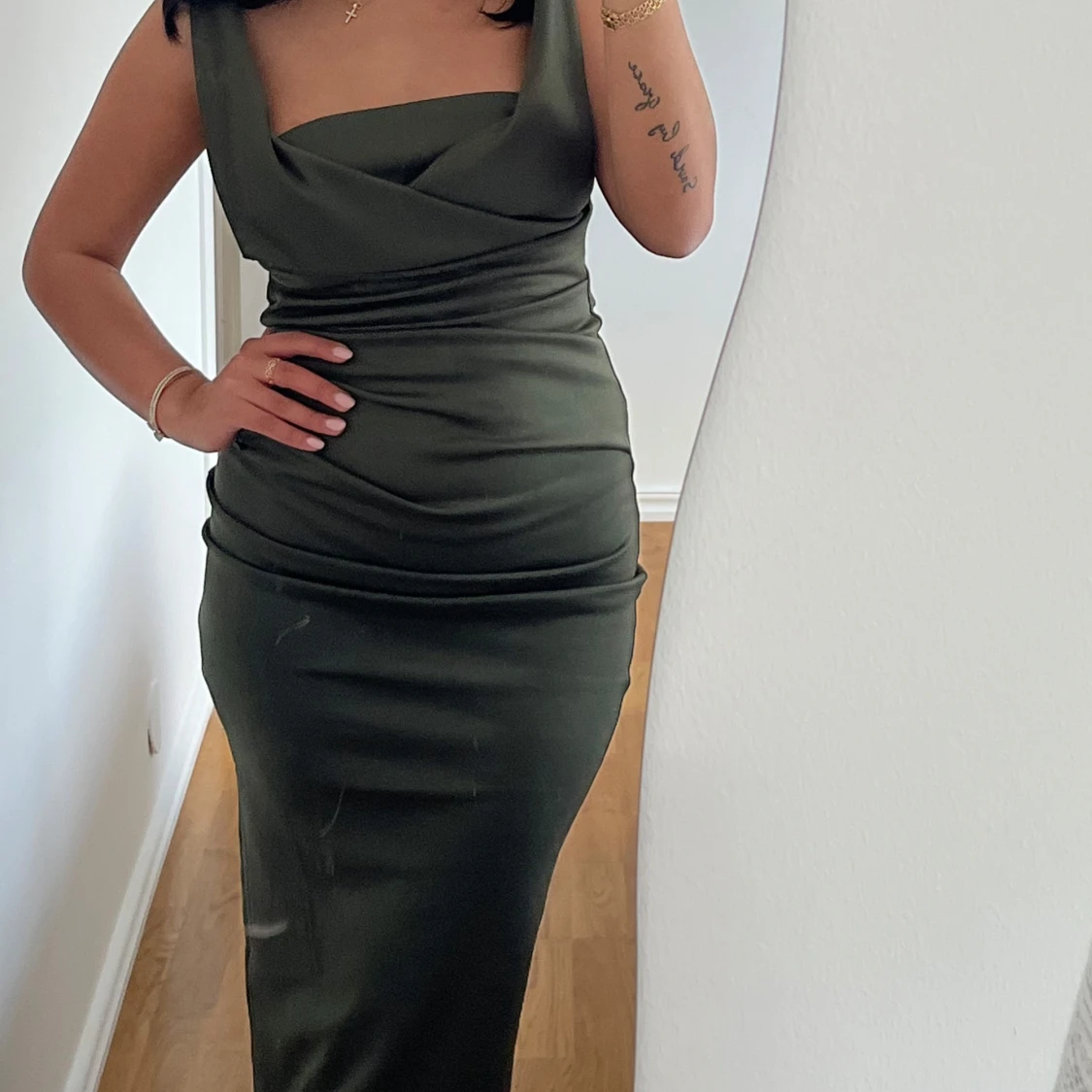 Olivgrön långklänning med draperad urringning - 1