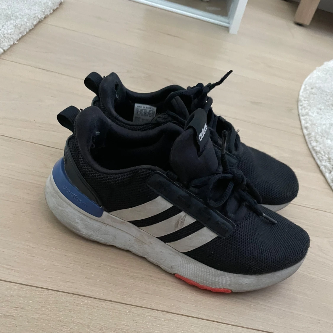Svarta Adidas sneakers med vita ränder - 2