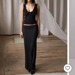 Svart långkjol från Nelly - Säljer Perfect Low Waist Maxi Skirt från Nelly. Helt oanvänd, prislappen är kvar. Nypris 299kr säljer för 200kr.