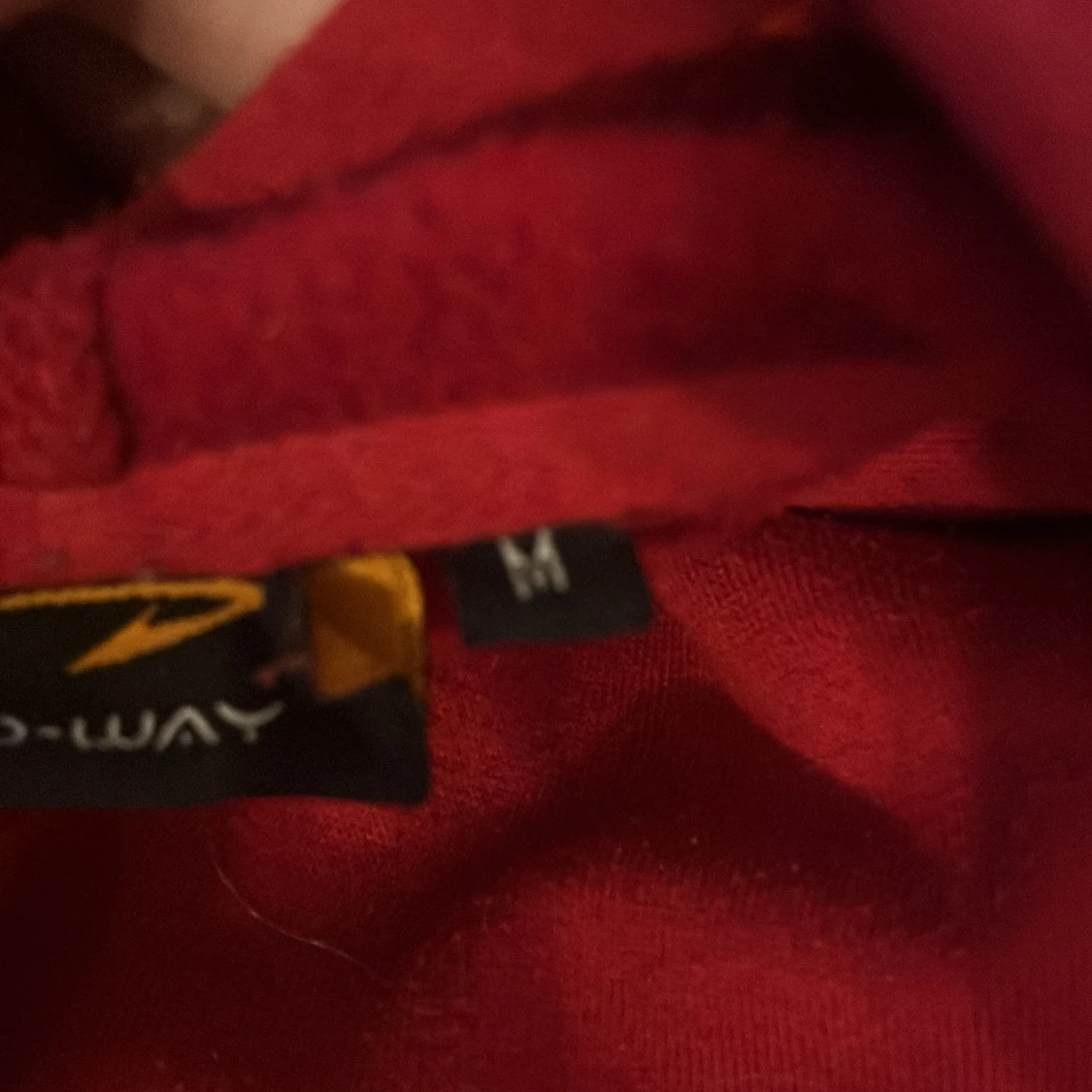 Röd hoodie med döskalletryck från D-Way - 2