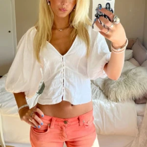 Vit blus med puffärmar - Inte min bild!!!!!! Säljer en jättesöt vit blus. Passar bra till både jeans och kjol. Perfekt för en somrig/vår look! 🌸