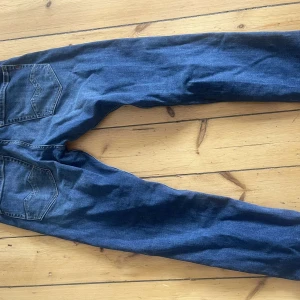 Replay Jeans - Mörkblå och svarta Replay jeans för mycket lågt pris. En för 200 två för 350