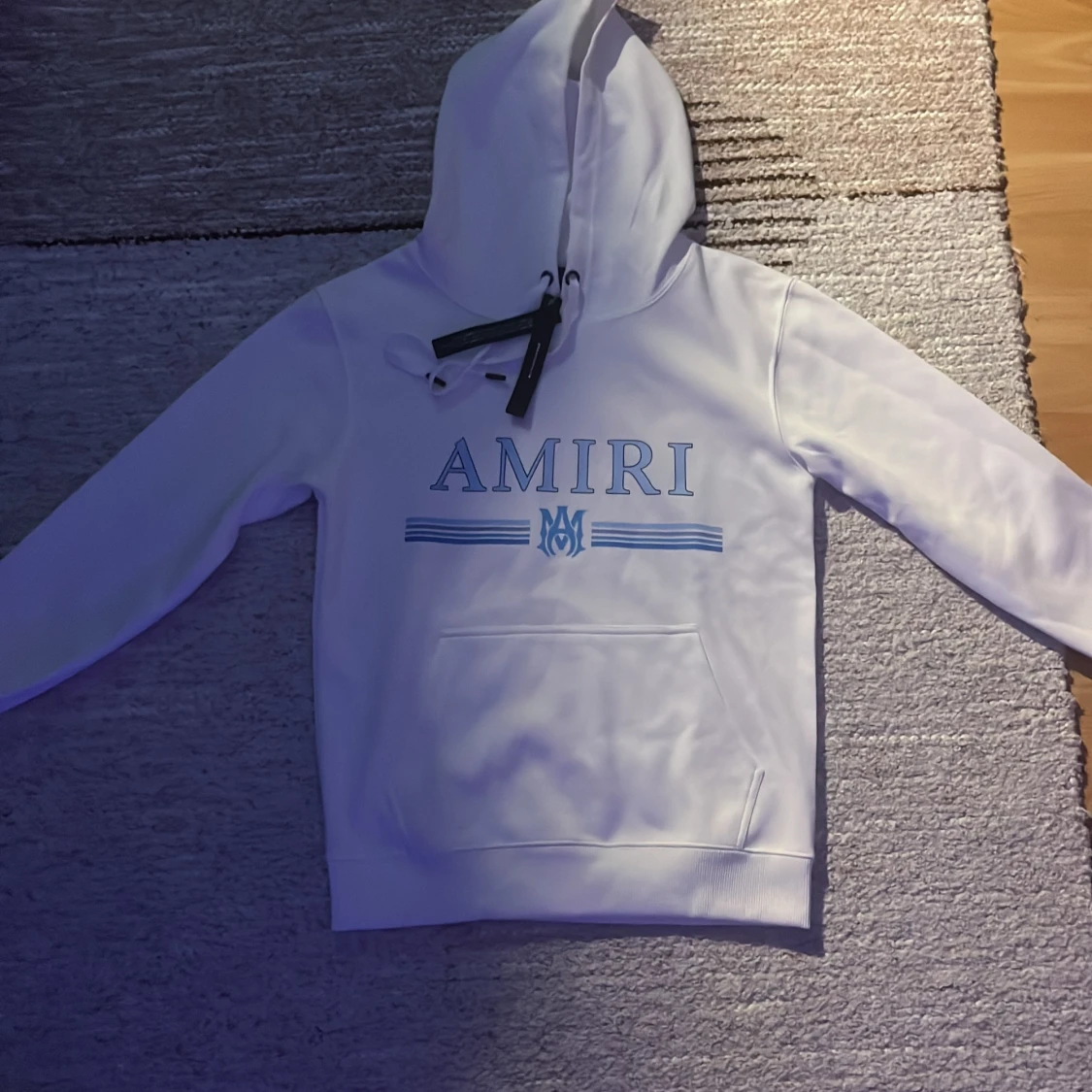 Vit hoodie från Amiri med blå logga