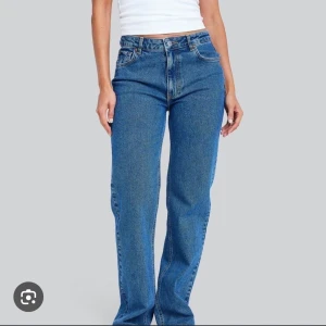 Mid Wide jeans BikBok - Supersnygga och bekväma blå jeans med medelhög midja och raka ben. Jeansen har bekväm stretch. Använda fåtal gånger!🫶🏼