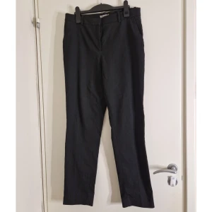 Svarta kostymbyxor  - Svarta kostymbyxor ifrån h&m. Knappen i midjan är borta men finns en extra man kan sy fast. Knäppningen funkar felfritt trots knappen som saknas. Skicka meddelande om du vill ha måtten. Har bundlerabatt och låga priser så kolla gärna resten av mina annonser!!