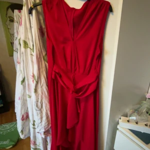 Två klänningar - Snygga röda klänningar, oanvända utan prislapp, från Shein i storlek XL. Går att köpa enskilt, 100kr styck eller 150 för båda.